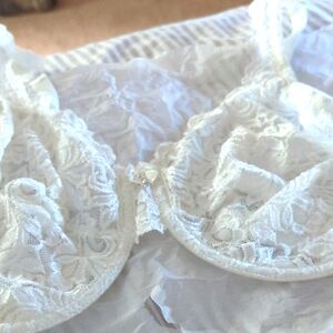 Elegant Lace Underwire Bra - White Smart Sexy 42D. New. Never Worn. NWOT SALE